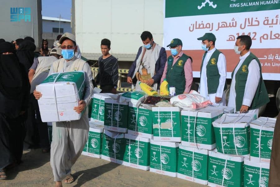 مركز الملك سلمان للإغاثة يدشن بمأرب مشروع توزيع السلال الغذائية الرمضانية في اليمن