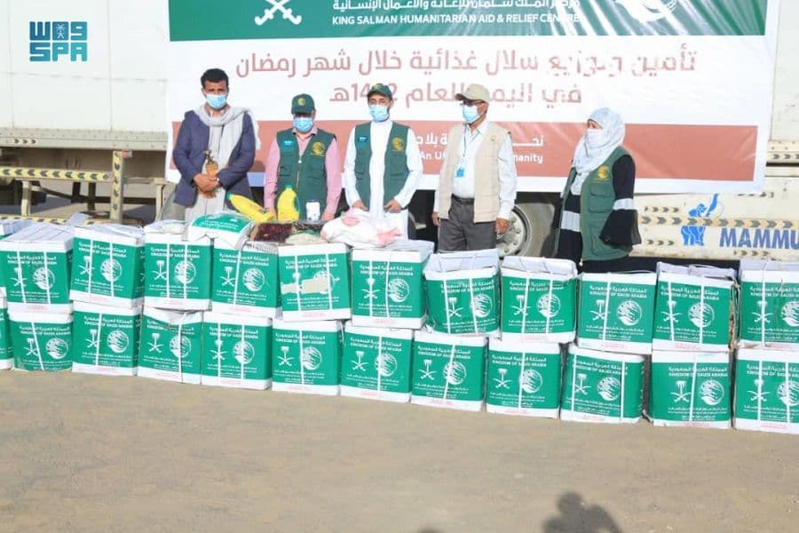 مركز الملك سلمان للإغاثة يدشن بمأرب مشروع توزيع السلال الغذائية الرمضانية في اليمن