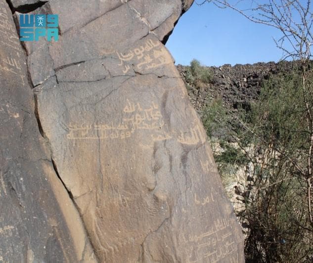 وادي "رواوة".. صحائف حجرية مطرزة بالنقوش الأثرية الإسلامية
