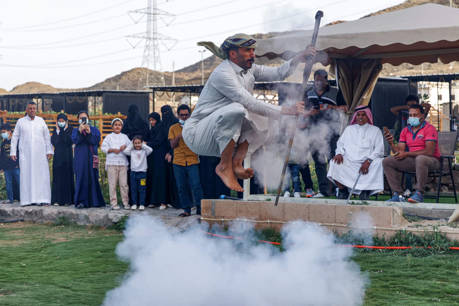  شبان يمارسون رقصة البارود أحد الفلكلورات الشعبية في الطائف أمس .