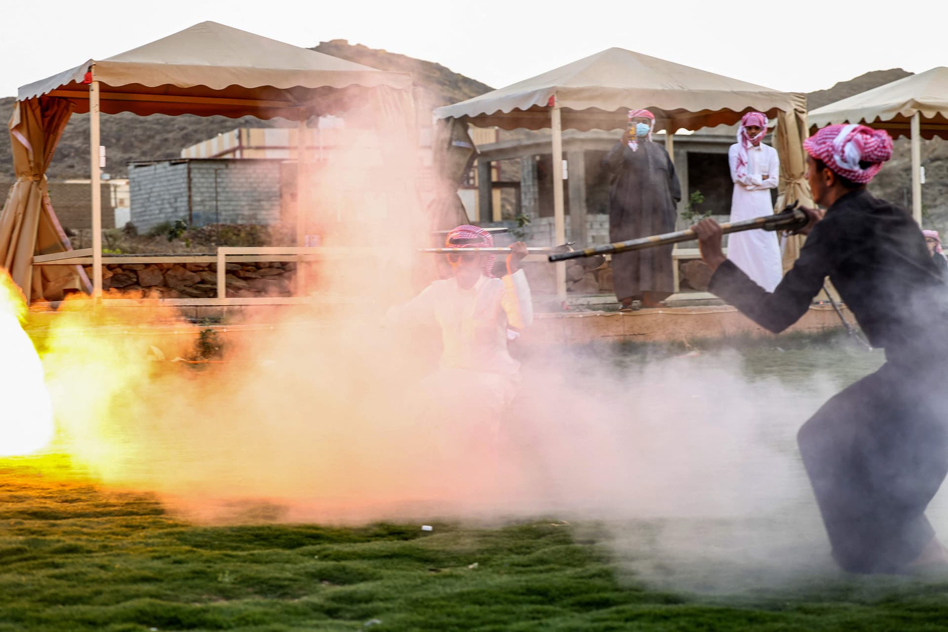  شبان يمارسون رقصة البارود أحد الفلكلورات الشعبية في الطائف أمس .