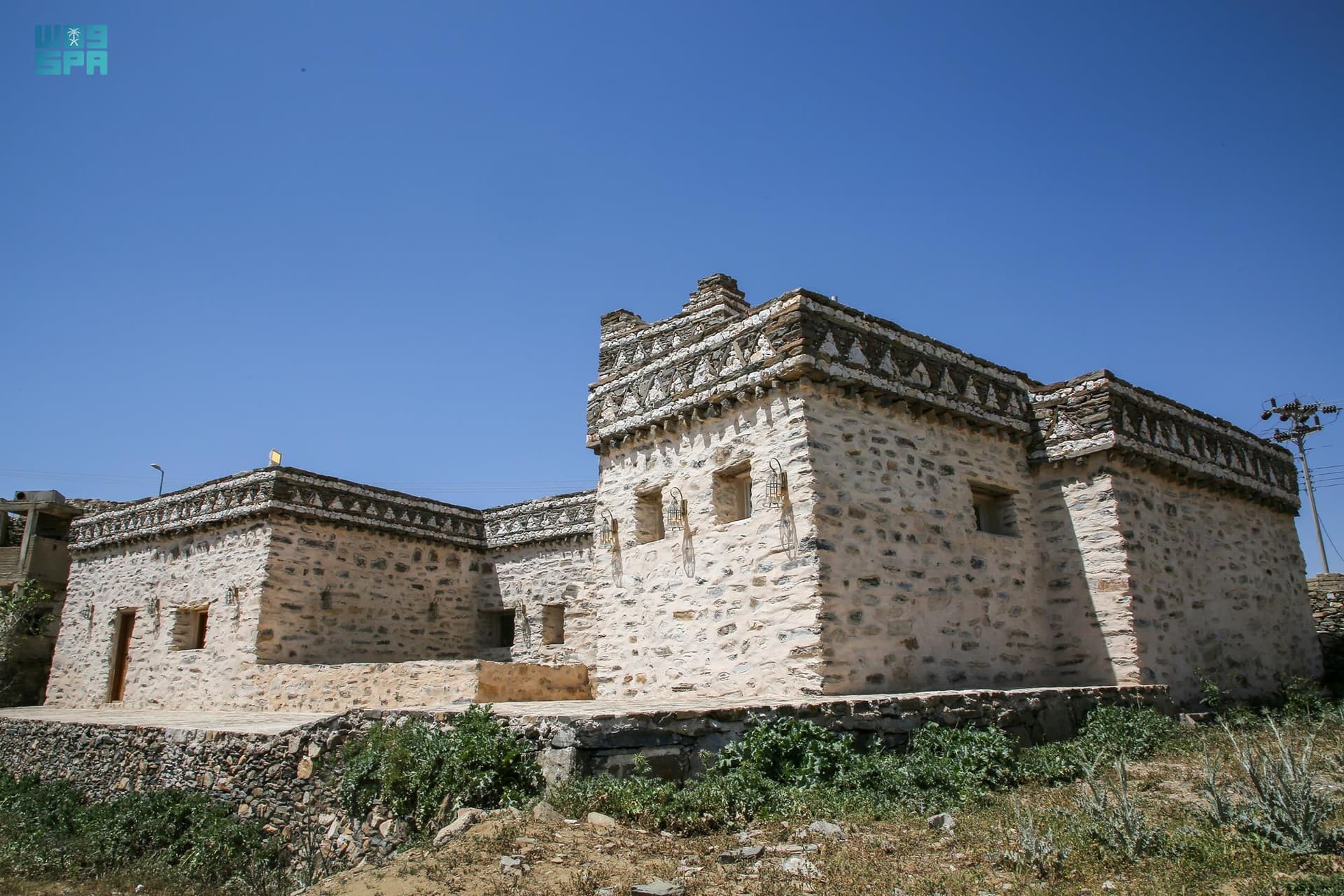 مسجد "جرير البجلي التاريخي" يقع ضمن مشروع ولي العهد لتطوير المساجد التاريخية في السعودية