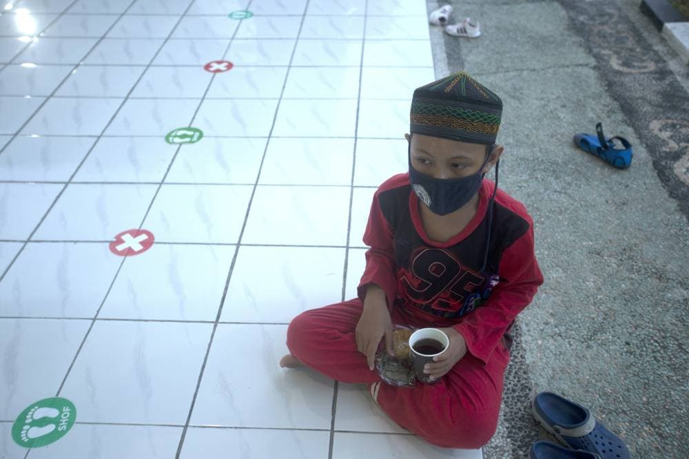 طفل إندونيسي في أحد مساجد بالي ينتظر الإطار.