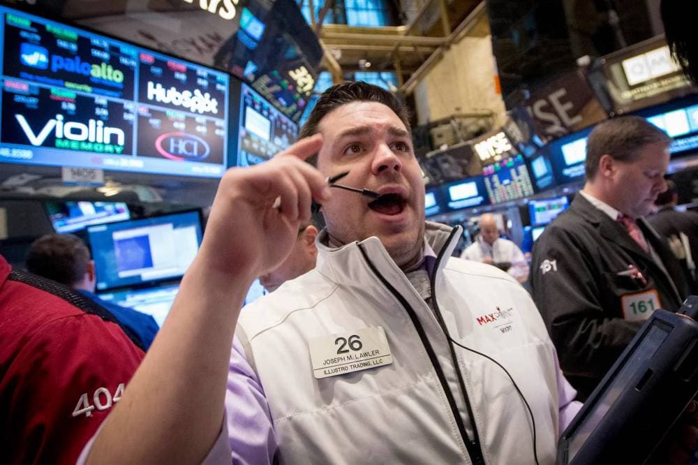 متداول في بورصة الأسهم في نيويورك التي لم تعبأ حتى الآن بالحديث الدائر عن زيادات ضريبية تقترحها إدارة بايدن.