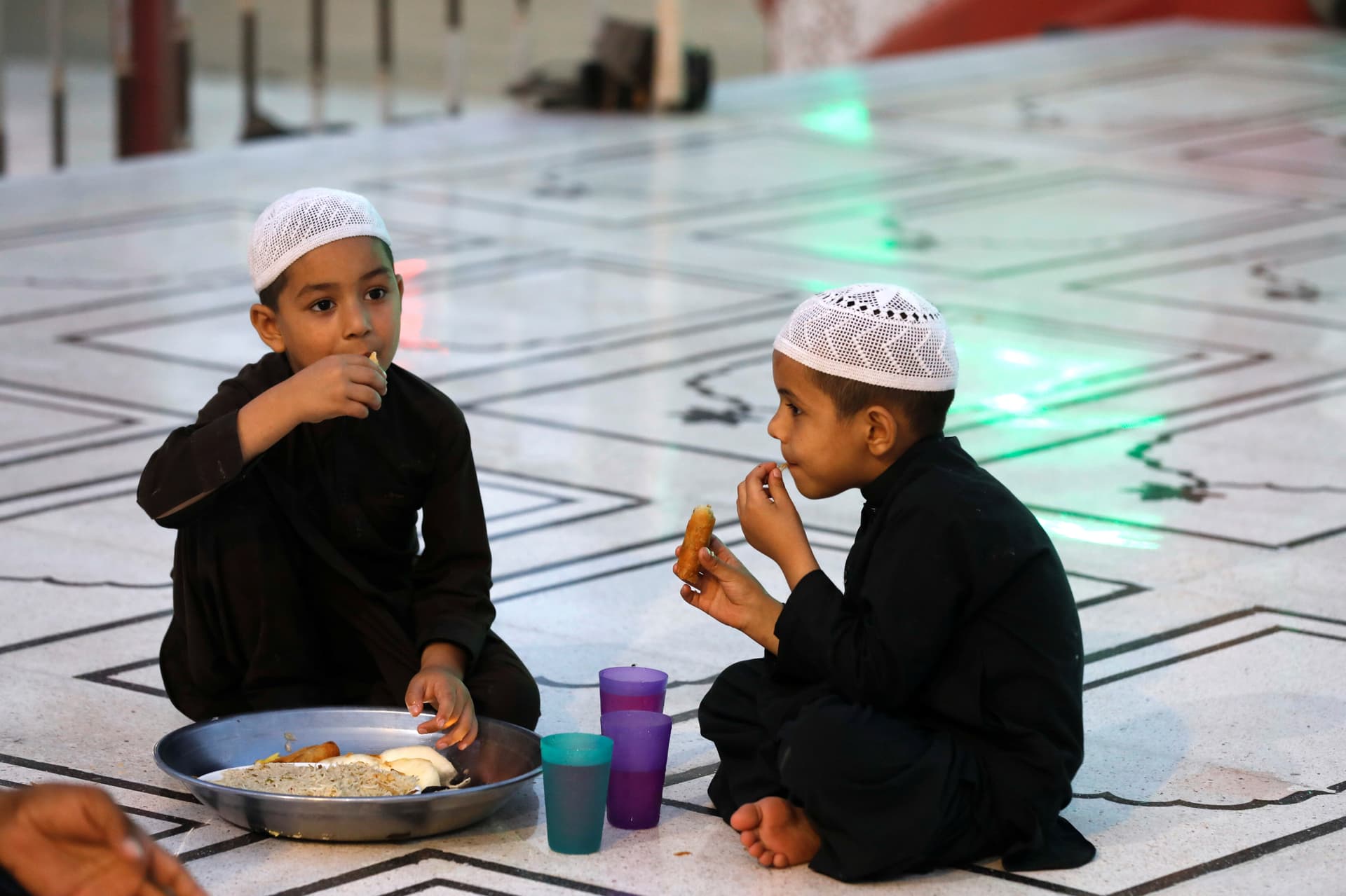 المسلمون حول العالم يتناولون وجبة الإفطار في اليوم الثاني من شهر رمضان