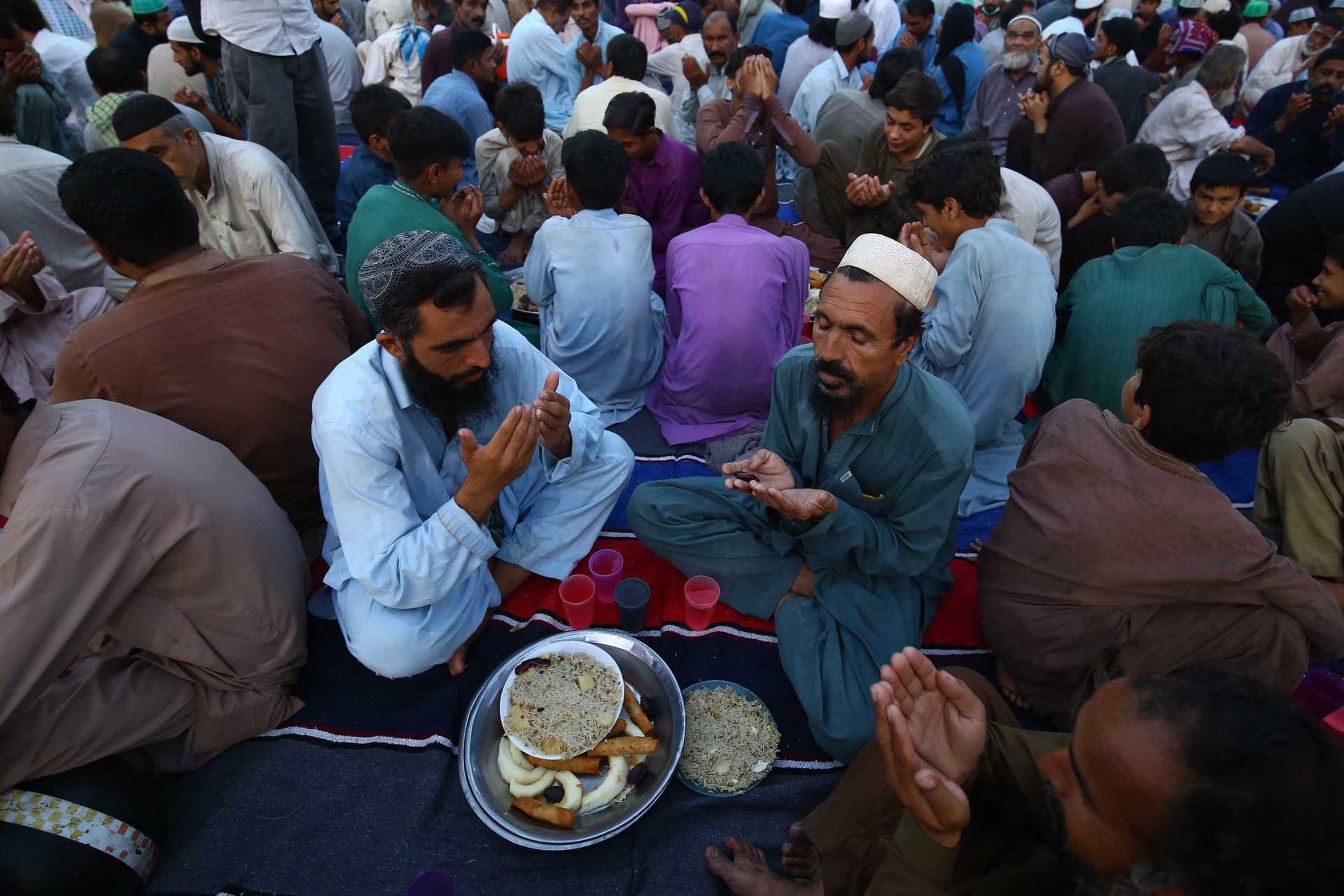 المسلمون حول العالم يتناولون وجبة الإفطار في اليوم الثاني من شهر رمضان