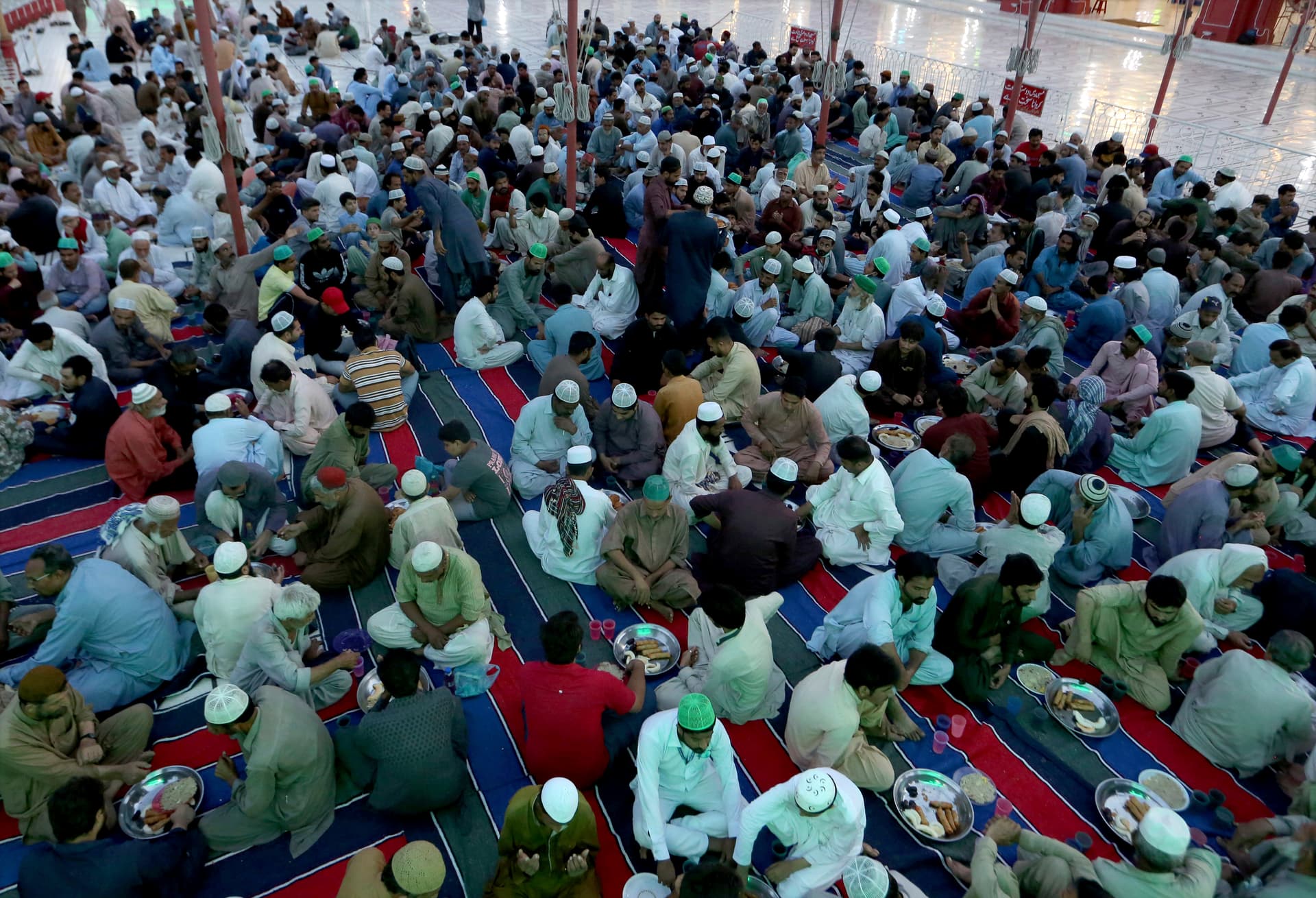 المسلمون حول العالم يتناولون وجبة الإفطار في اليوم الثاني من شهر رمضان