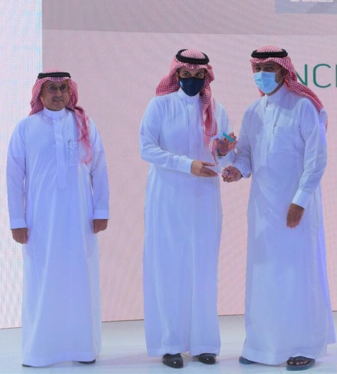 وزير الشؤون البلدية والإسكان يكرم البنك الأهلي السعودي لدوره في تمويل القطاع السكني