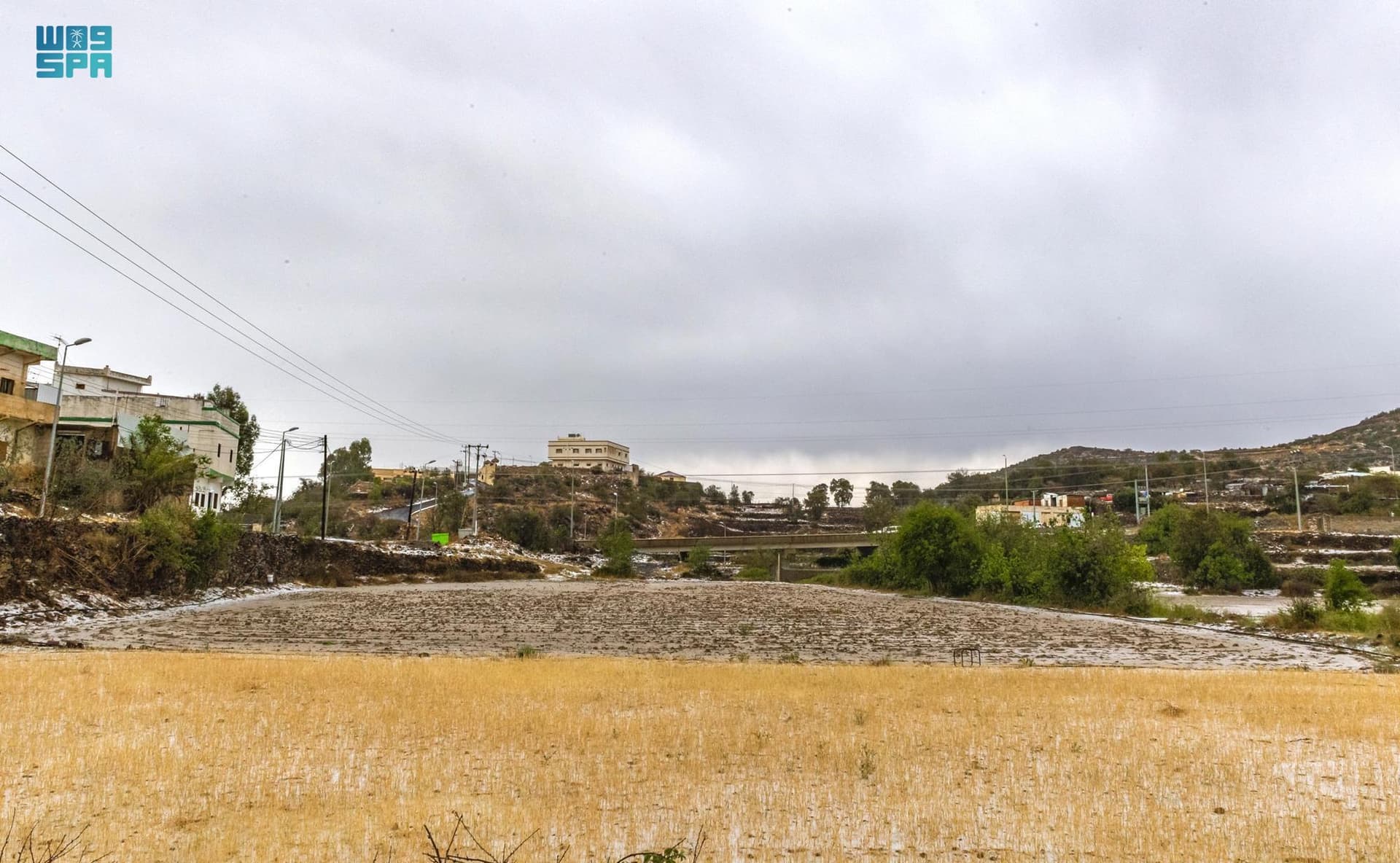 جبال وأودية الباحة تكتسي باللون الأبيض