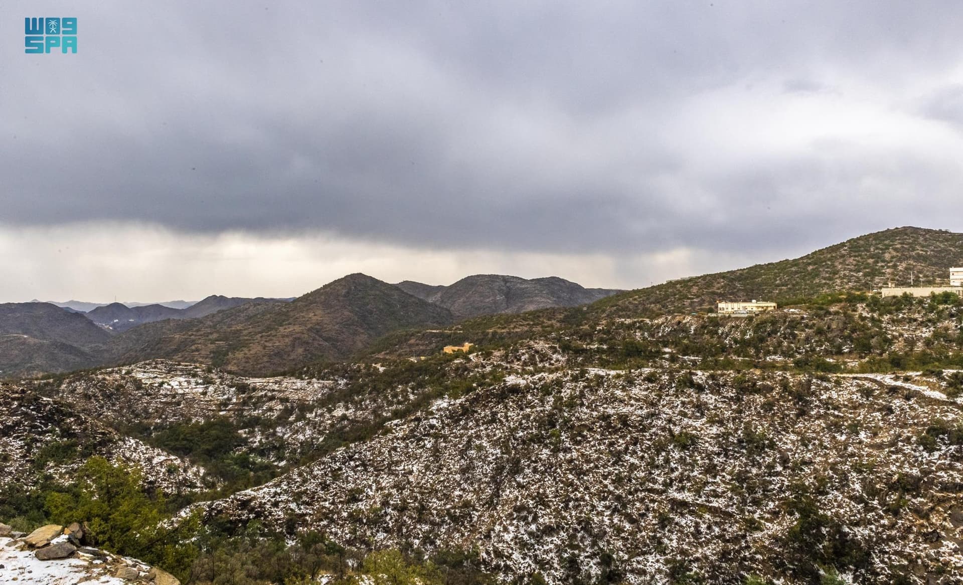 جبال وأودية الباحة تكتسي باللون الأبيض