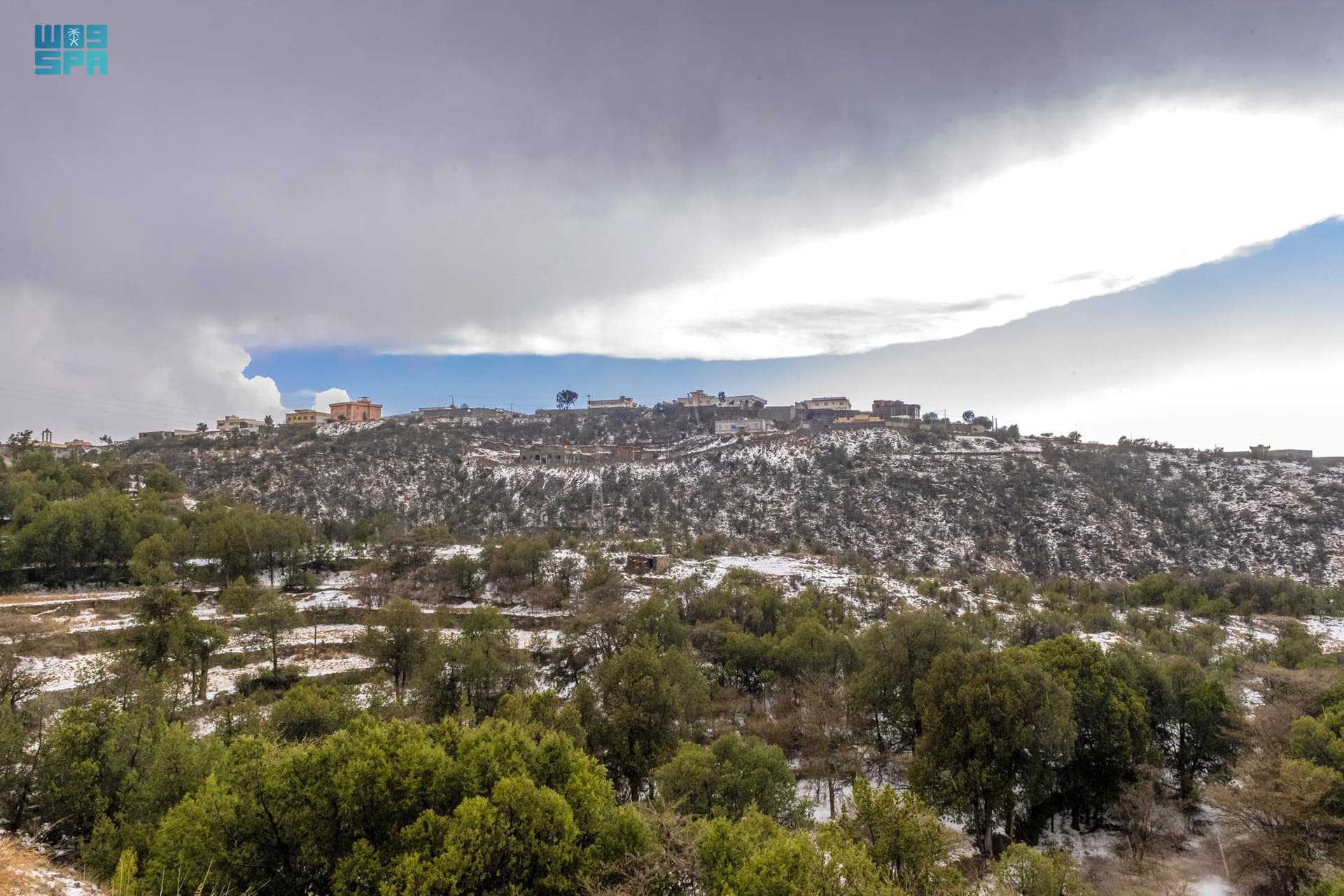 جبال وأودية الباحة تكتسي باللون الأبيض