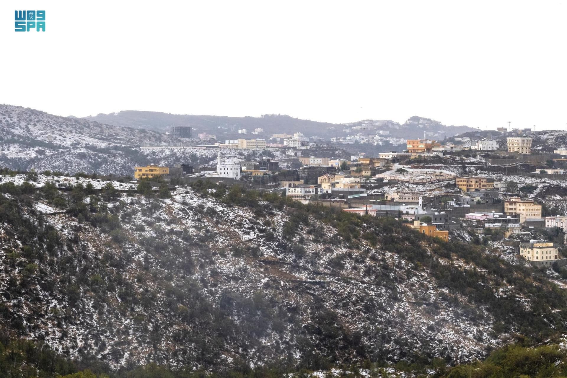 جبال وأودية الباحة تكتسي باللون الأبيض