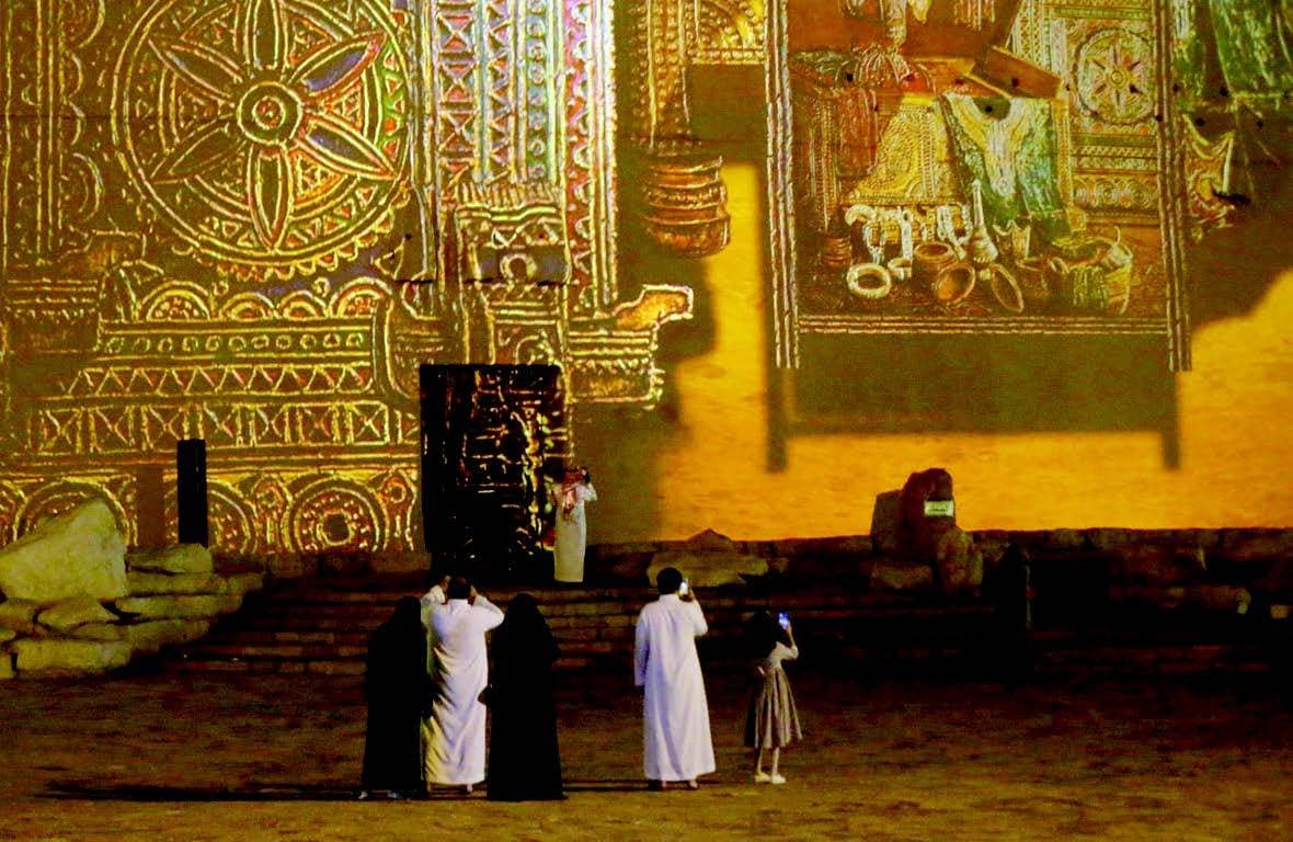 حرص الفنان الرزيزاء على التنوع في الأعمال المعروضة على جدار المصمك.