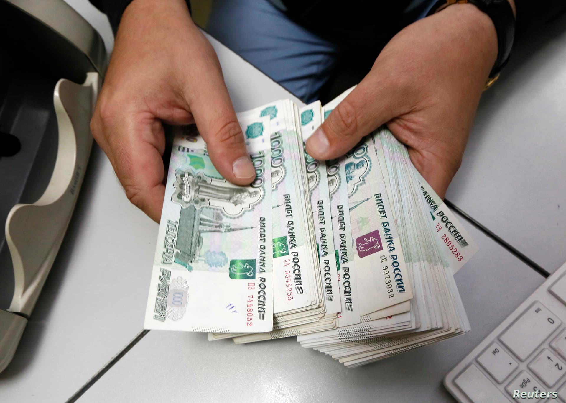 بعد قرار "أوبك+".. الروبل يتعافى إلى 76 مقابل الدولار 