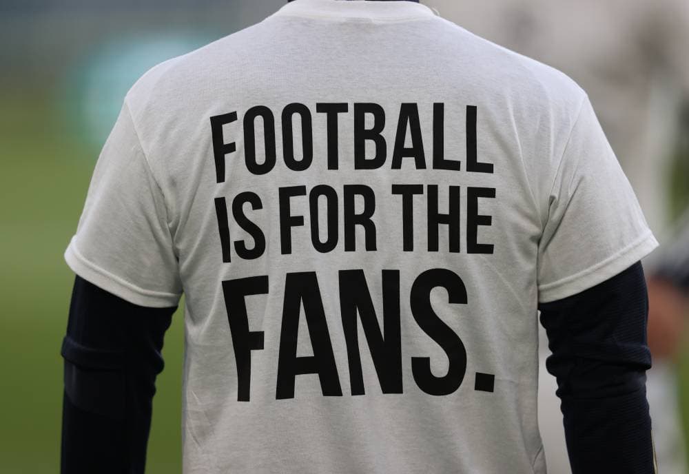 رسالة على قميص لاعب ليدز "الكرة مخصصة للمشجعين. "رويترز"