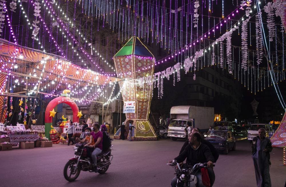 فانوس طوله 20 متر يزين حي شبرا المصري."إ.ب.أ