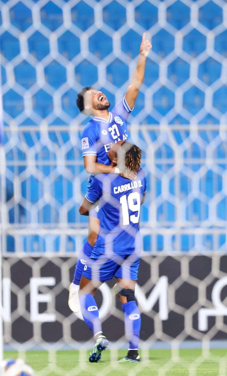 كاريلو يحتفل مع هتان بالهدف الثالث للهلال. تصوير: سعد العنزي ـ "الاقتصادية"