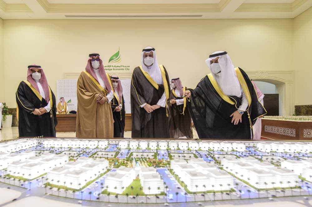 الأمير فيصل بن سلمان يستمع إلى شرح عن مشاريع مدينة المعرفة الاقتصادية.