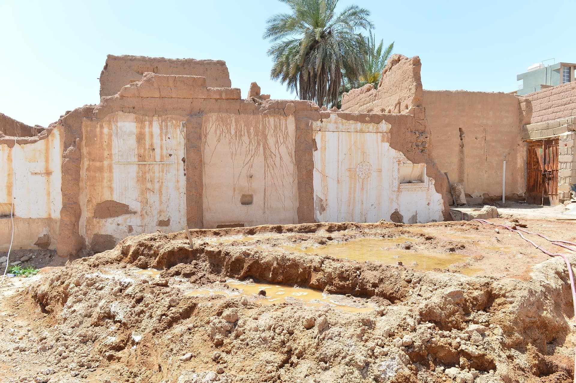 بناء وترميم البيوت الطينية في حائل هوية ونمط متوارث في المنطقة