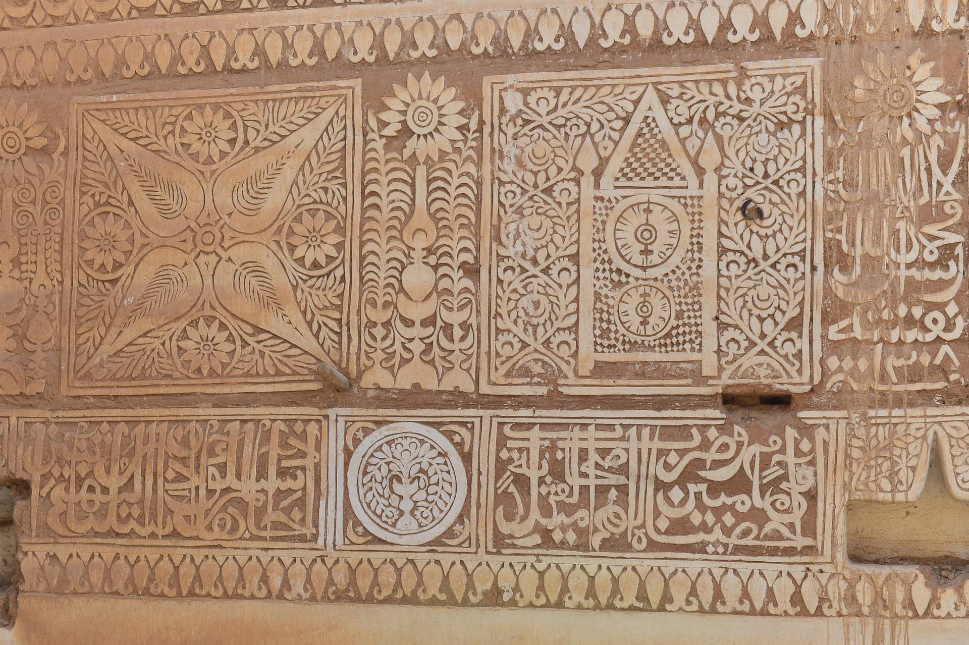 بناء وترميم البيوت الطينية في حائل هوية ونمط متوارث في المنطقة