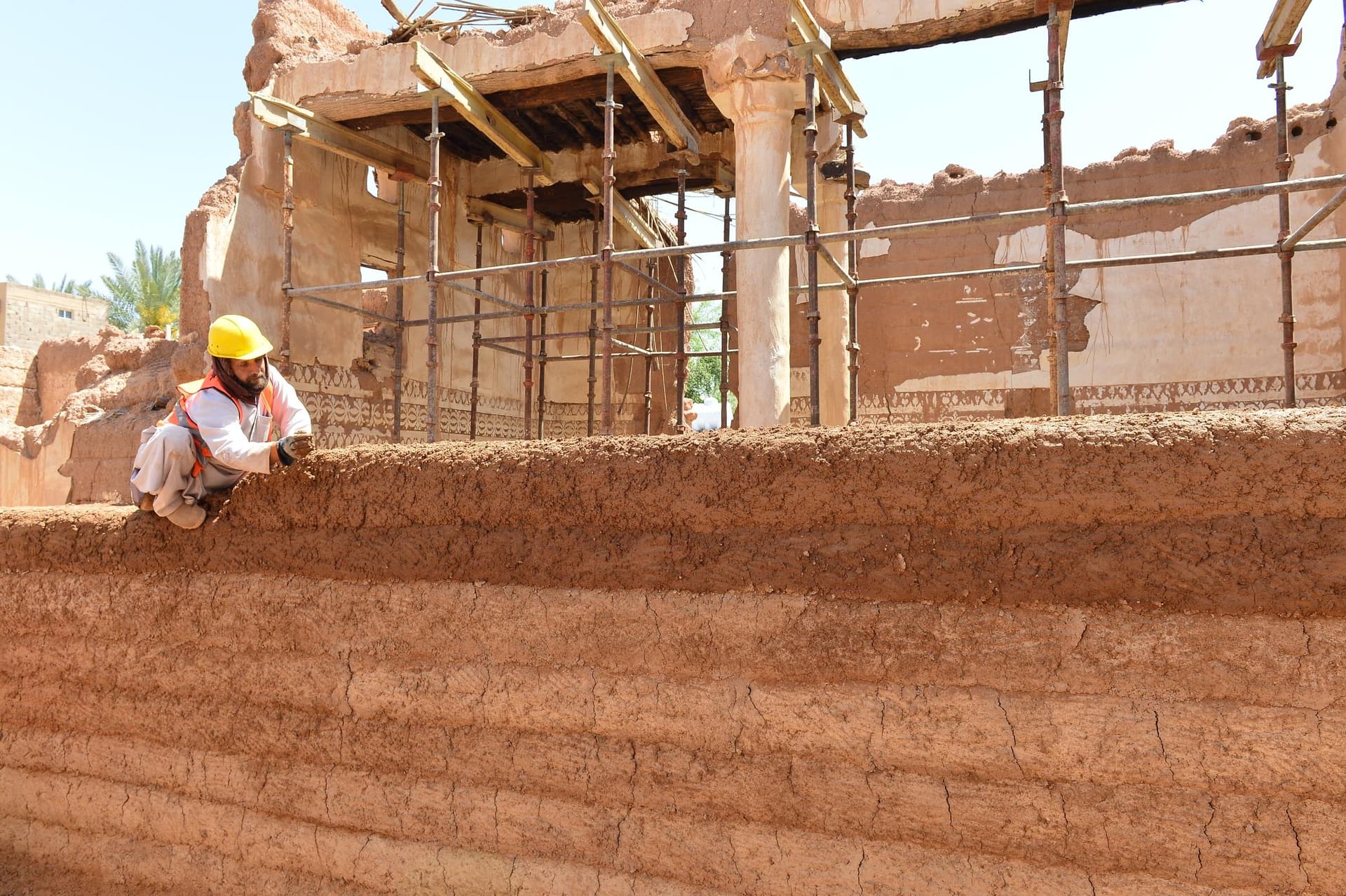 بناء وترميم البيوت الطينية في حائل هوية ونمط متوارث في المنطقة