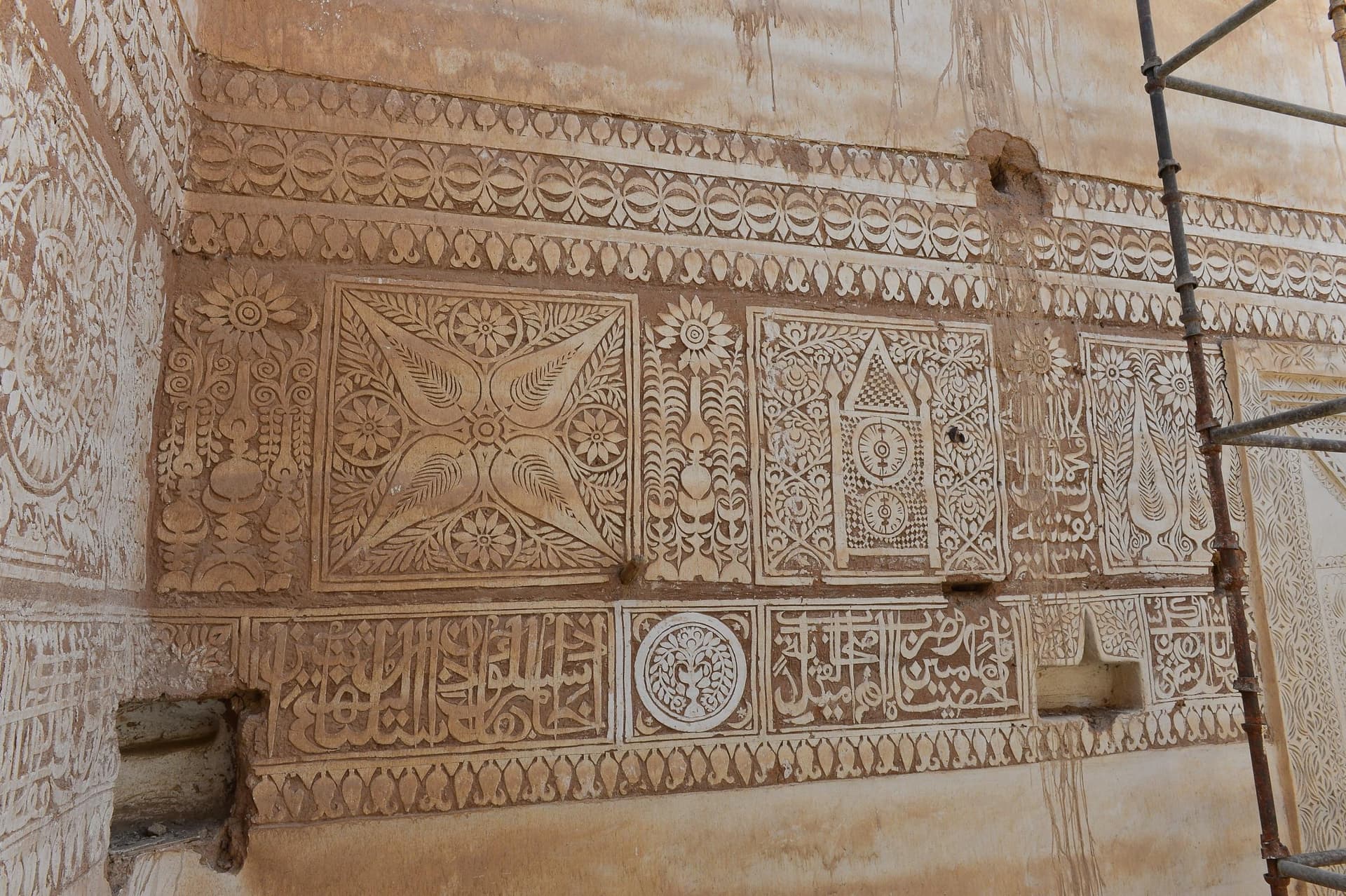 بناء وترميم البيوت الطينية في حائل هوية ونمط متوارث في المنطقة