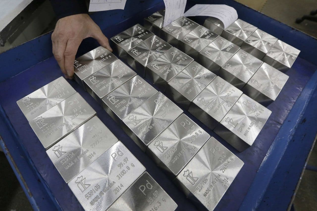 البلاديوم يقفز 3% إلى مستوى قياسي والذهب يتراجع بفعل بيانات اقتصادية قوية