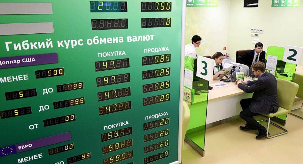 انخفضت العملة الروسية هذا الشهر لتخالف تحركات في بقية الأسواق الناشئة.