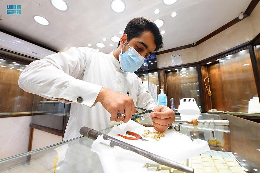 صناعة الذهب والمجوهرات في المنطقة الشرقية تحمل إرثًا تاريخياً يتوارثه الأبناء