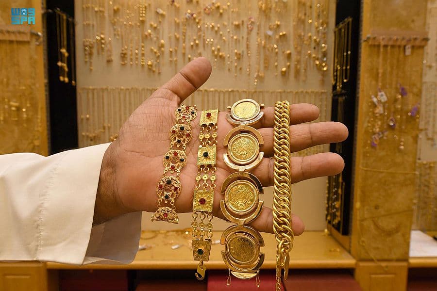 صناعة الذهب والمجوهرات في المنطقة الشرقية تحمل إرثًا تاريخياً يتوارثه الأبناء
