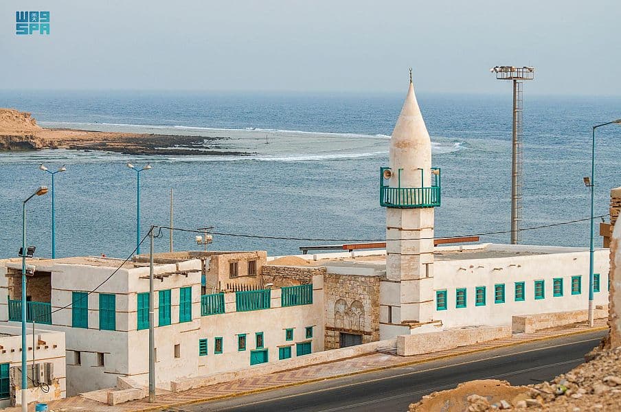 مساجد الوجه التاريخية .. تستقبل المصلين منذ أكثر من 200 عام