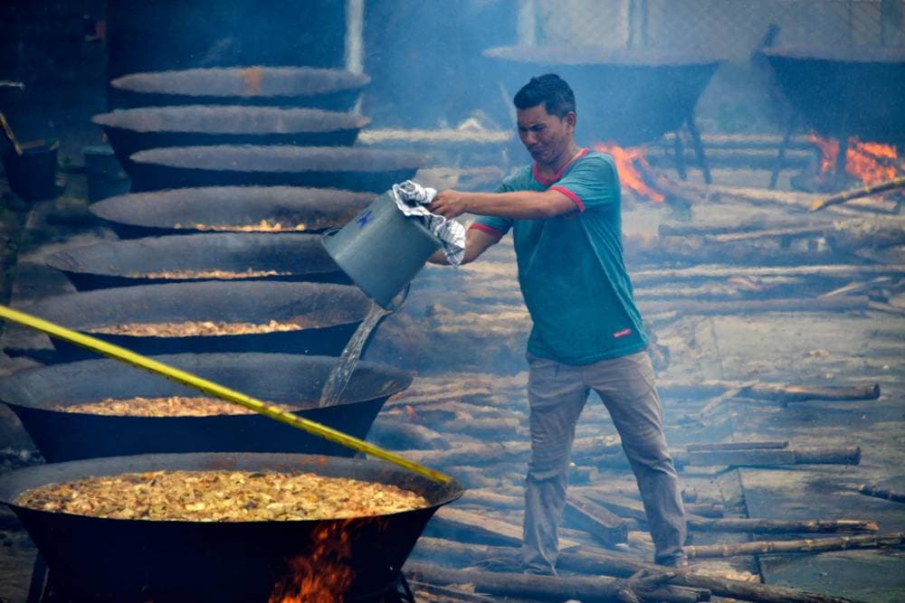 رجل يعد الطعام في آتشيه الإندونيسية."الفرنسية"