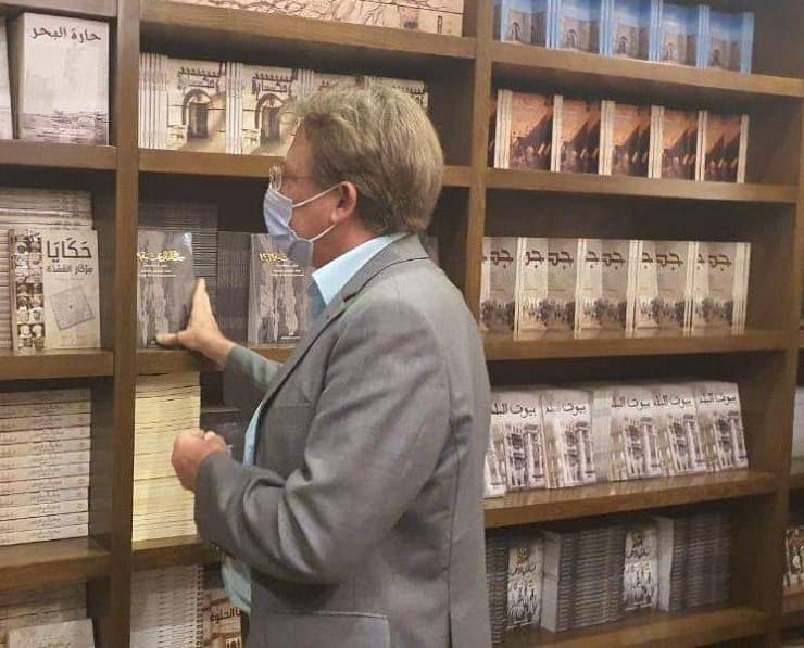 السفير الفرنسي  لودوفيك بوي خلال زيارته إلى جدة التاريخية.