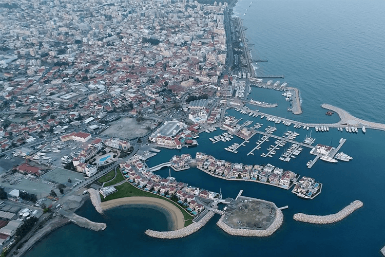 قبرص تعفي زوارها الحاصلين على لقاح لكورونا من العزل 