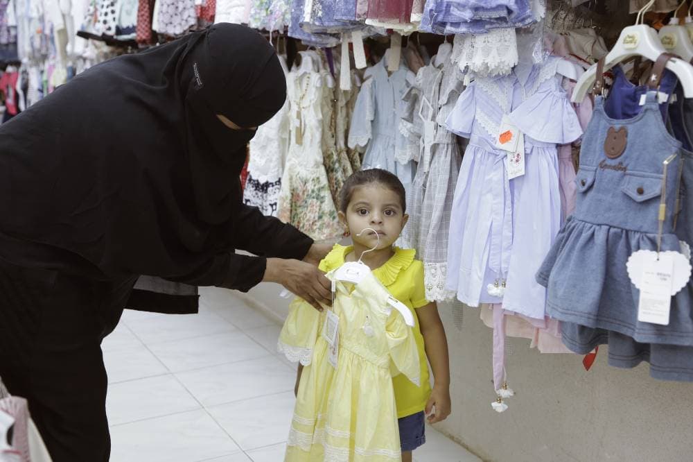تجاوزت مبيعات قطاع الملابس والأحذية 3.3 مليار ريال.