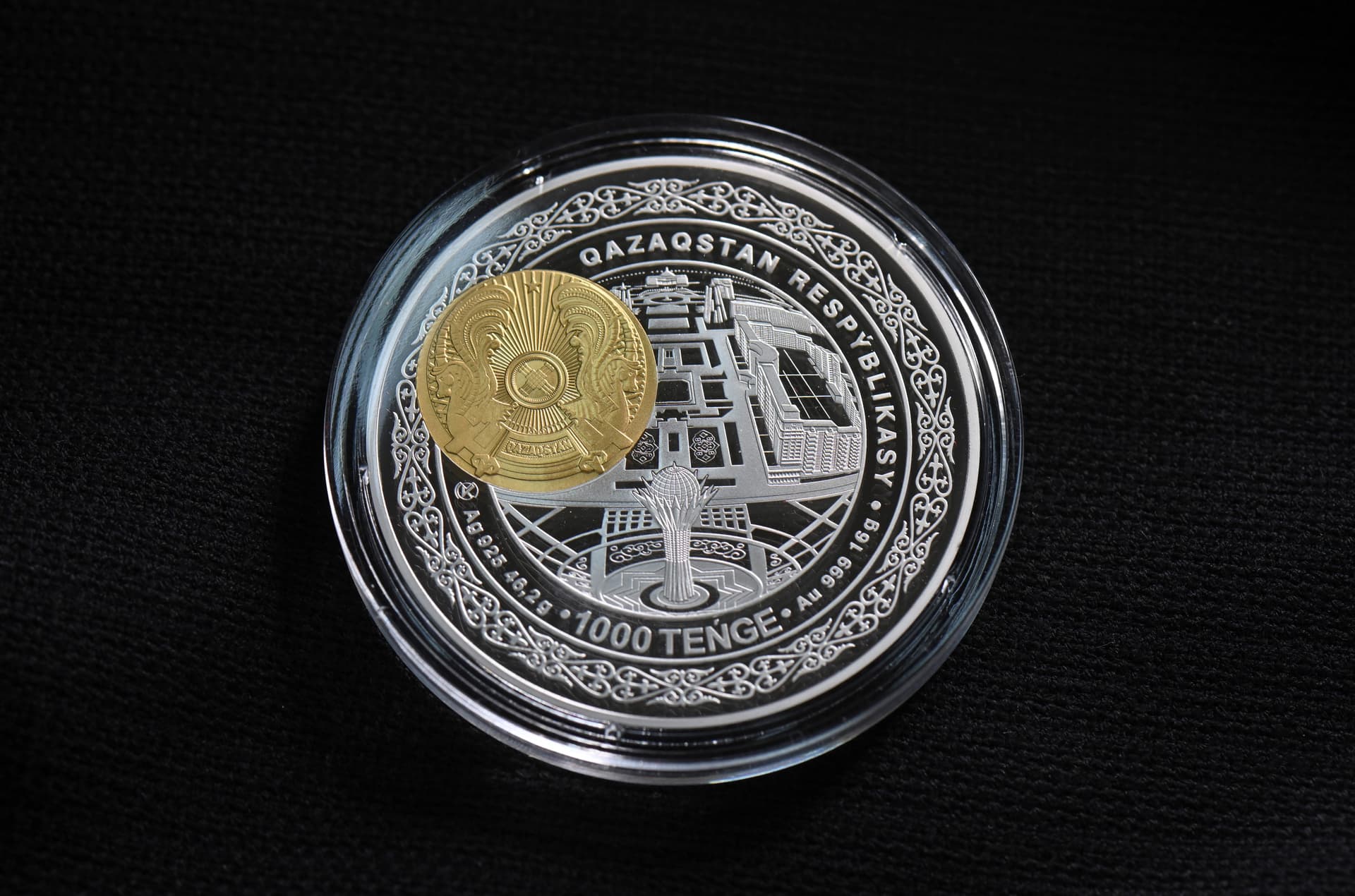 عملة من الذهب والفضة تكريما لرئيس كازاخستان السابق