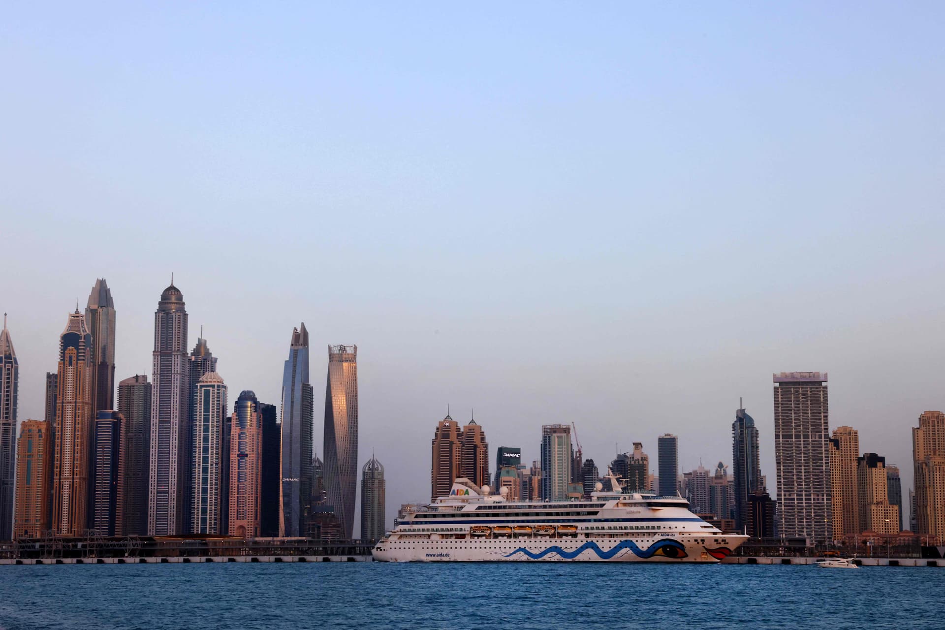 سفينة سياحية تصل لمرسى دبي وقد شهد قطاع الرحلات البحرية تضررا من الأزمة الاقتصادية الناجمة عن كورونا