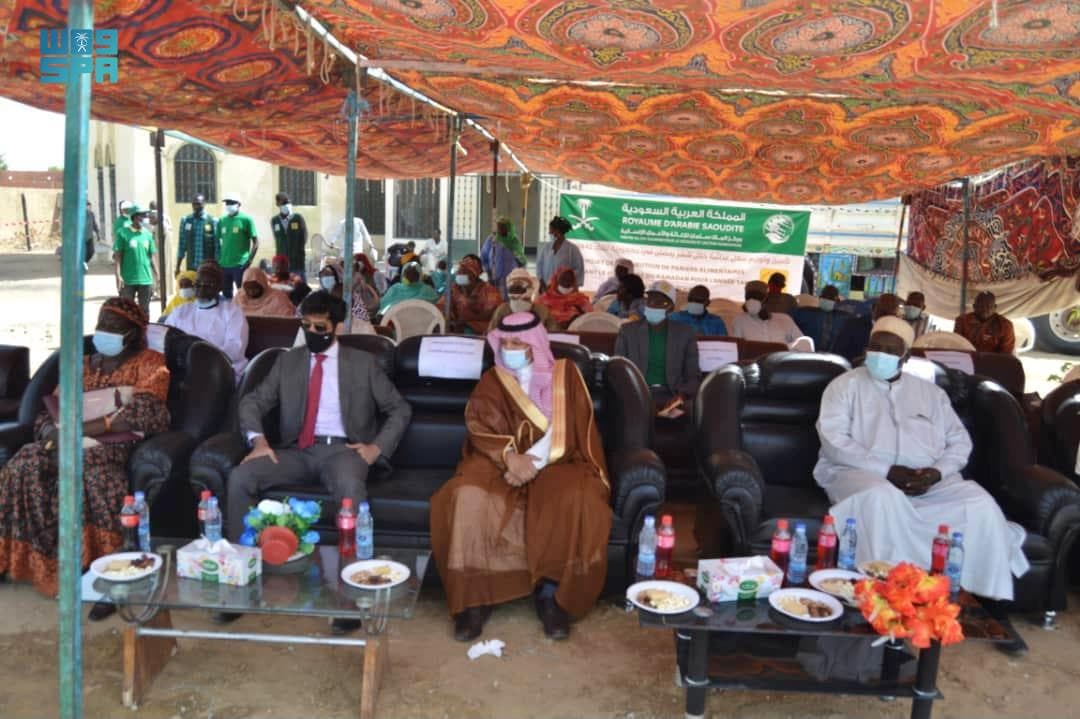  مركز الملك سلمان للإغاثة يدشن مشروعي توزيع التمور بالمهرة وتوزيع السلال الرمضانية في تشاد