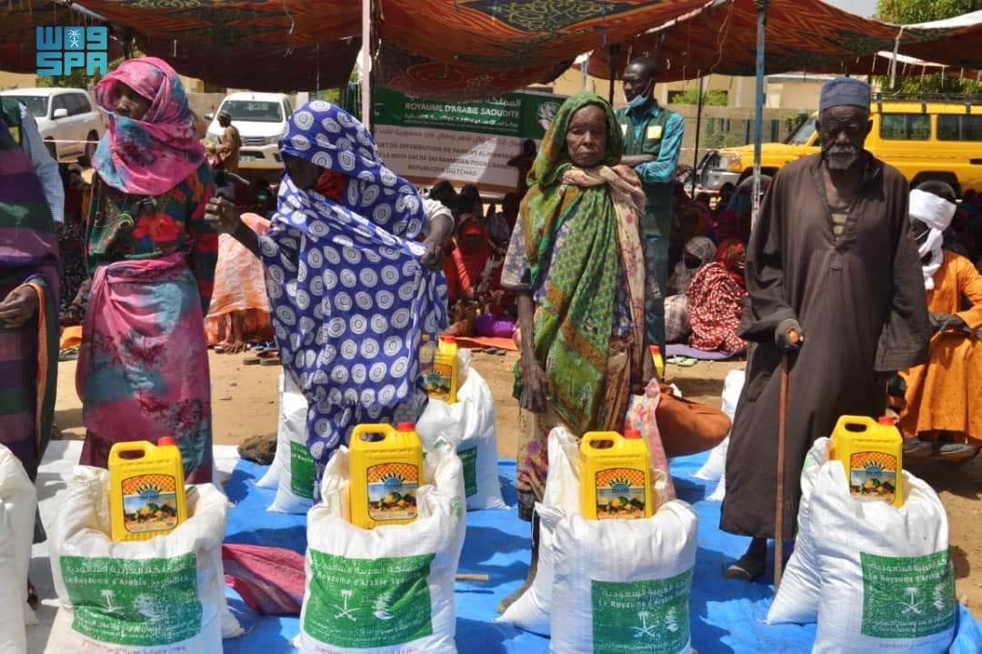  مركز الملك سلمان للإغاثة يدشن مشروعي توزيع التمور بالمهرة وتوزيع السلال الرمضانية في تشاد