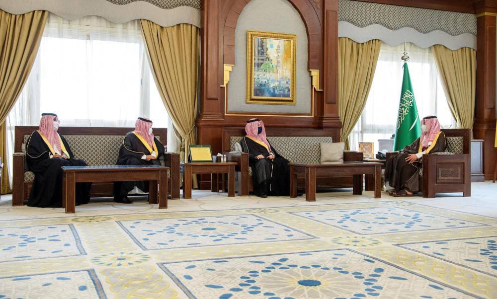 الأمير فيصل بن سلمان خلال لقائه الأمين العام لهيئة المدن والمناطق الاقتصادية الخاصة.