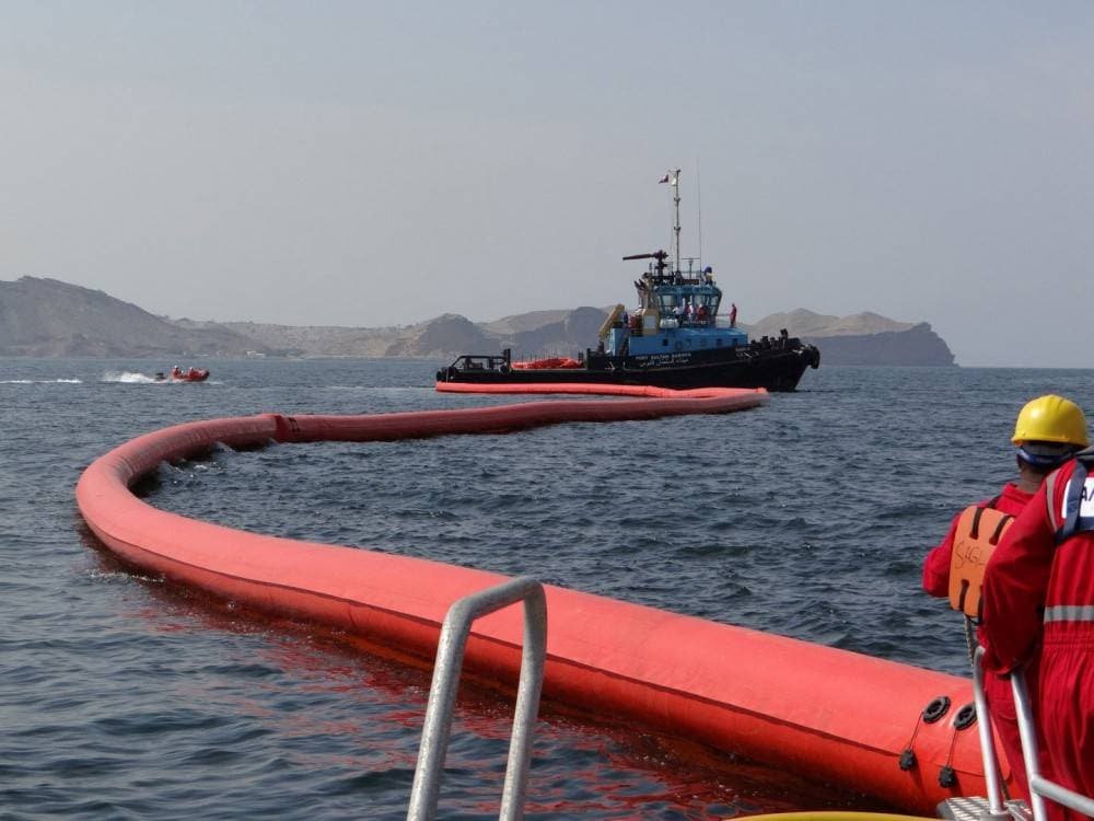 عرقلت الرياح القوية والطقس الضبابي خطط بدء العمل على نقل الحمولة.