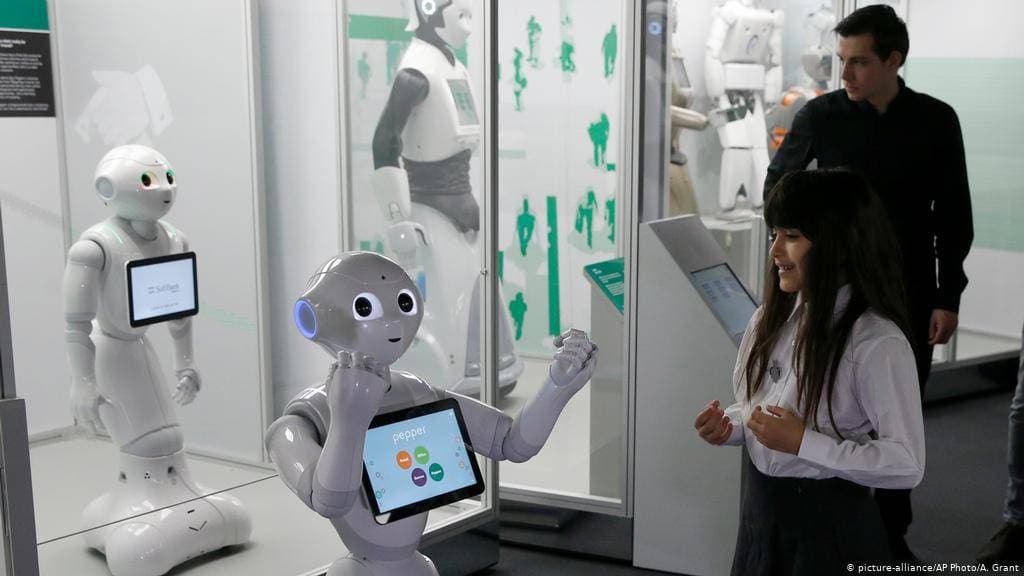 يدرس العلماء التفاعلات بين البشر والروبوتات، لمعرفة تأثيرها في سلوك الأشخاص.