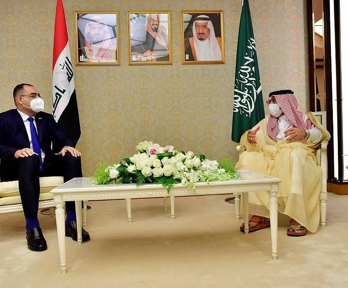 د. ماجد القصبي خلال لقائه مدير هيئة الإعلام والاتصالات العراقي في مكة المكرمة أمس."واس"