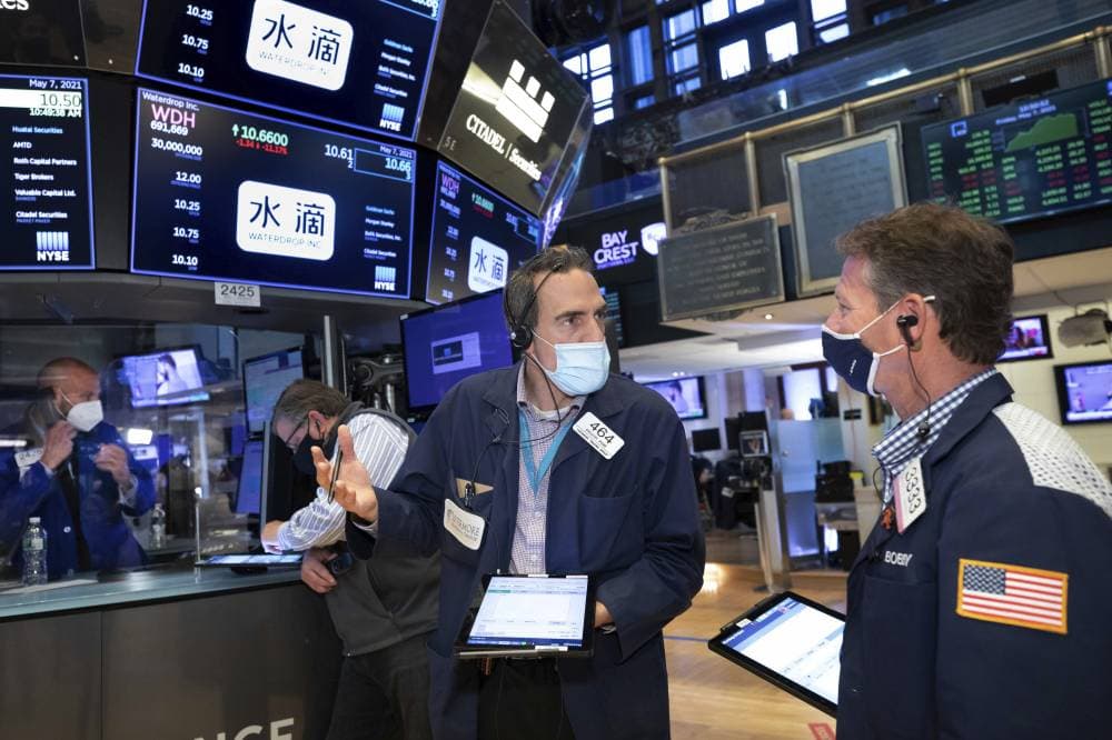  ارتفع مؤشر داو جونز إلى أعلى مستوى على الإطلاق في بداية تعاملات الأسبوع، مع مكاسب أسهم شركات قطاع الطاقة.  "أ.ب" 