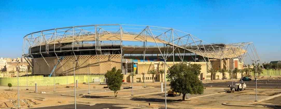 تركيب الواجهات الخارجية لملعب الأمير عبدالله الفيصل في جدة، بعد إعادة صيانته، وزراعته، ورفع طاقته الاستيعابية إلى 27 ألف مشجع، وتركيب 81 بوابة إلكترونية.تصوير: محمد المانع  «الاقتصادية »