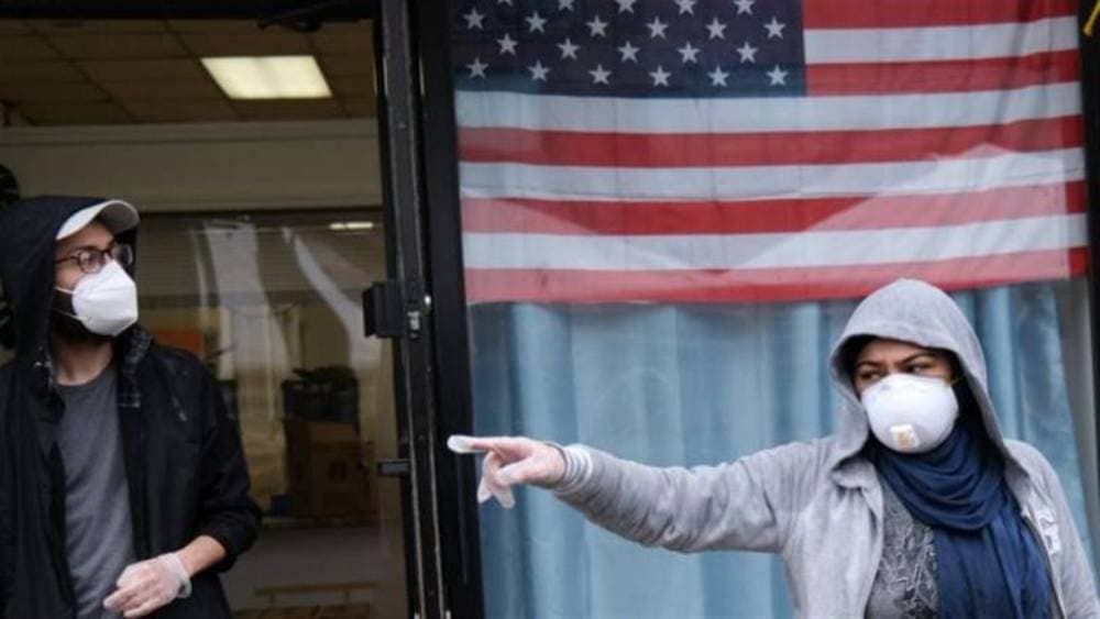 تتباين القواعد المفروضة في أنحاء البلاد وتتمسك بعض الولايات بالقواعد المتبعة منذ بداية الجائحة.