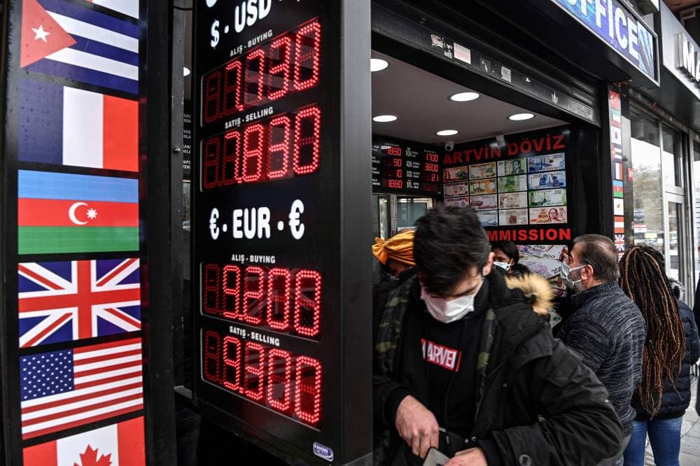 الليرة التركية هبطت 30 في المائة في 2020.