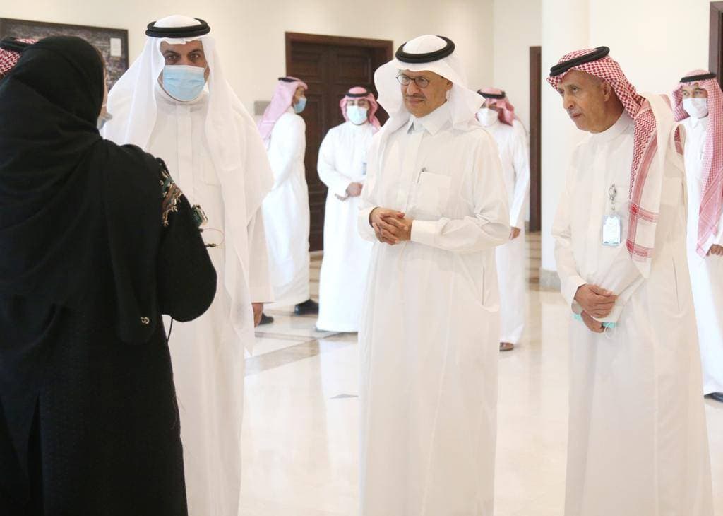 الأمير عبدالعزيز بن سلمان خلال لقائه الطلبة المبدعين المهتمين بقطاع الطاقة في موسسة "موهبة"، أمس. تصوير: سعد الدوسري - "الاقتصادية"