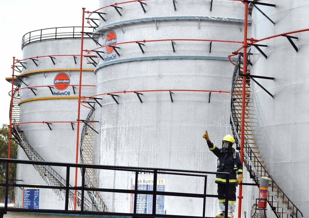  يتابع كبار منتجي النفط في العالم الآثار المدمرة للموجة العنيفة من إصابات كورونا في الهند.