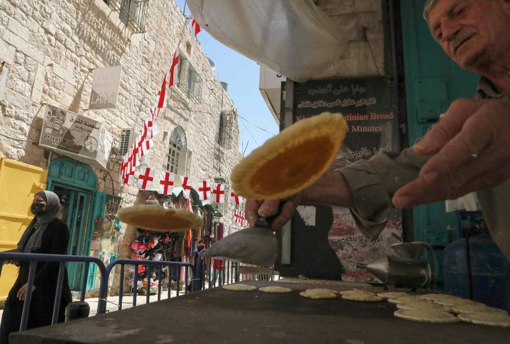 فلسطيني يعد حلوى القطايف في بيت لحم. «الفرنسية »